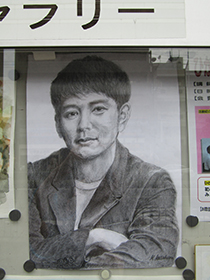 ８月の『玄関ギャラリー』は『ひがしなり絵画サークル』のみなさんの作品を展示しました。